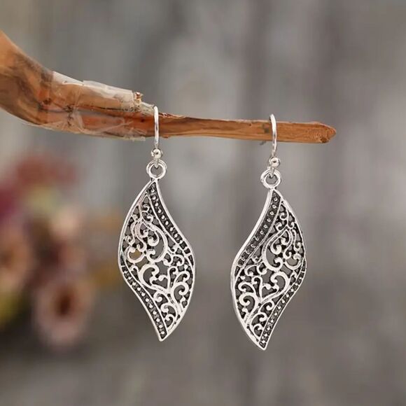Silver Wavy Filigree Drop Earrings Dangle Pendant Charm Etched Lghtwght Retro - Picture 1 of 5